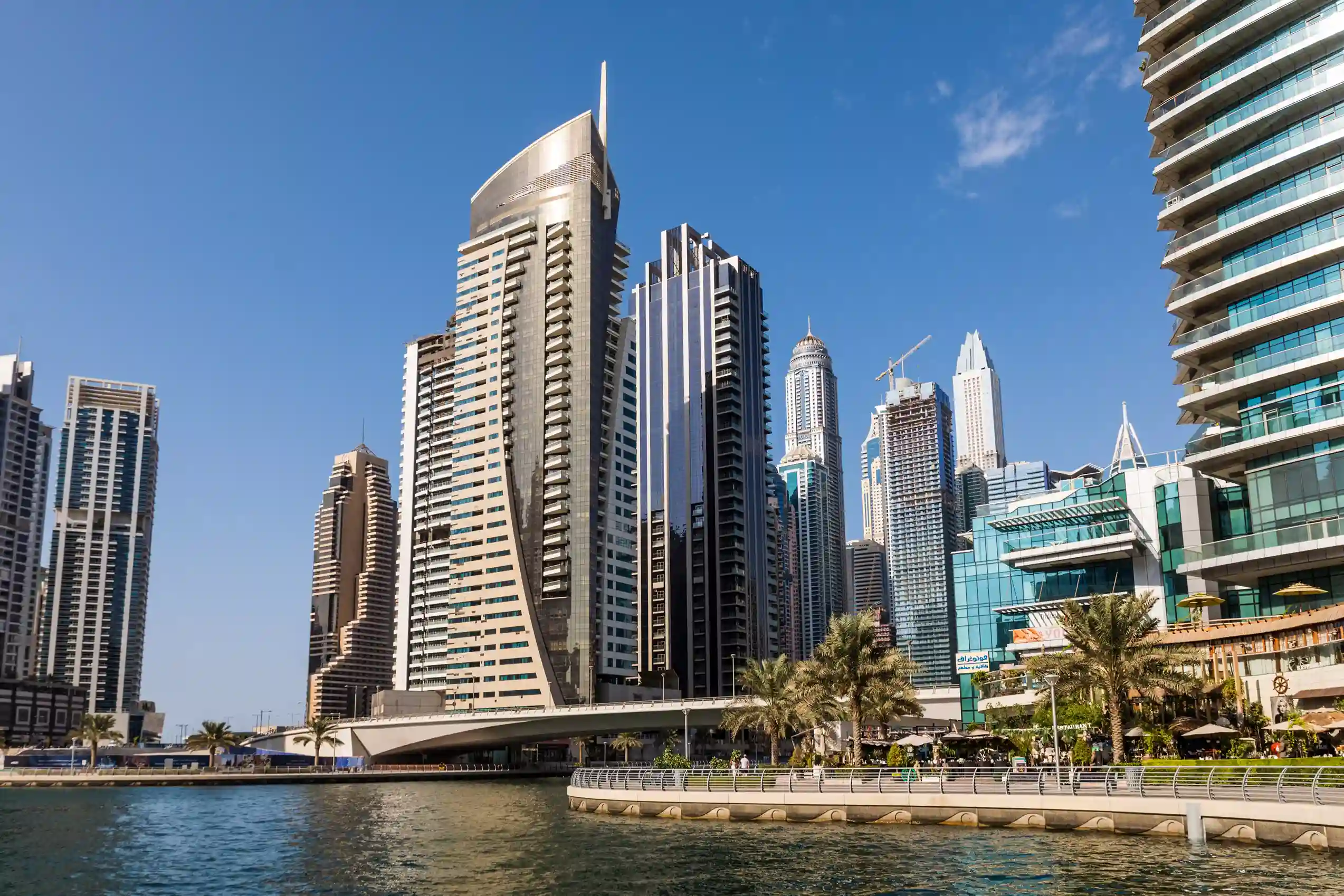 Vista dall'alto di un cantiere off-plan a Dubai, tema tempi di acquisto e consegna