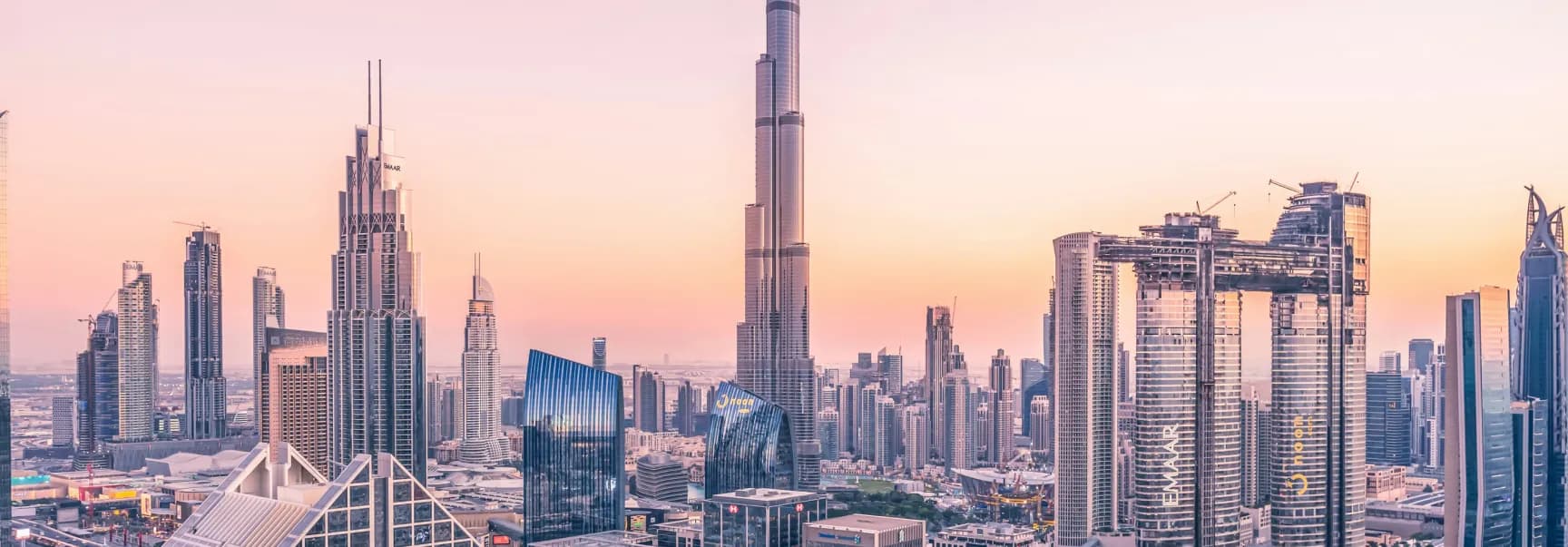 Terrazza panoramica di un appartamento a Dubai con vista sulla città al tramonto